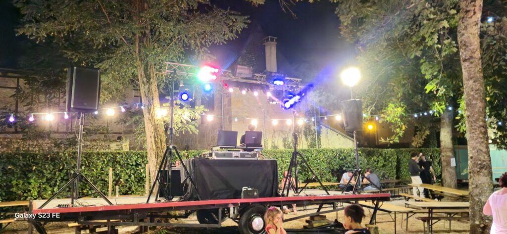 Soirée dansante en extérieur dans un jardin